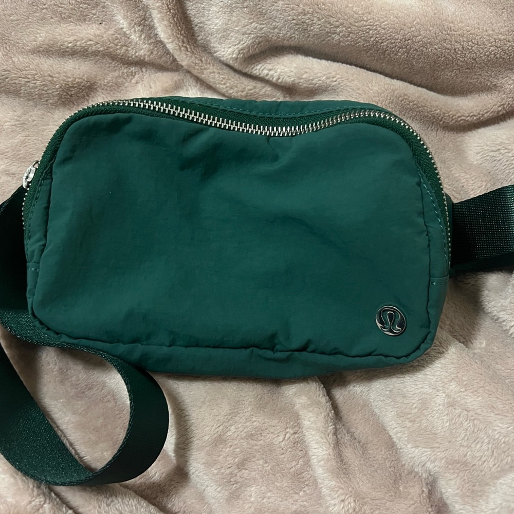 Lululemon Everywhere Belt Bag-Everglade Green